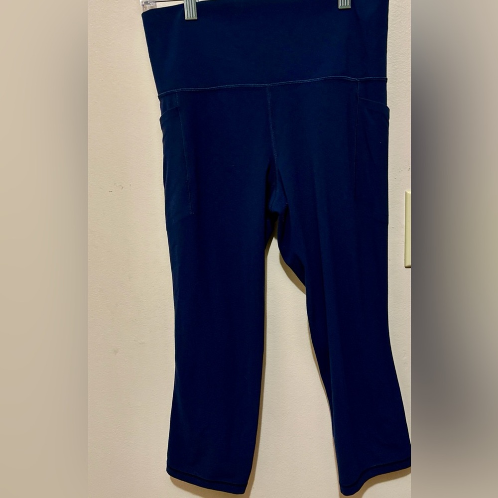 Athleta Salutation Stash Capri pant legging size Medium navy blue